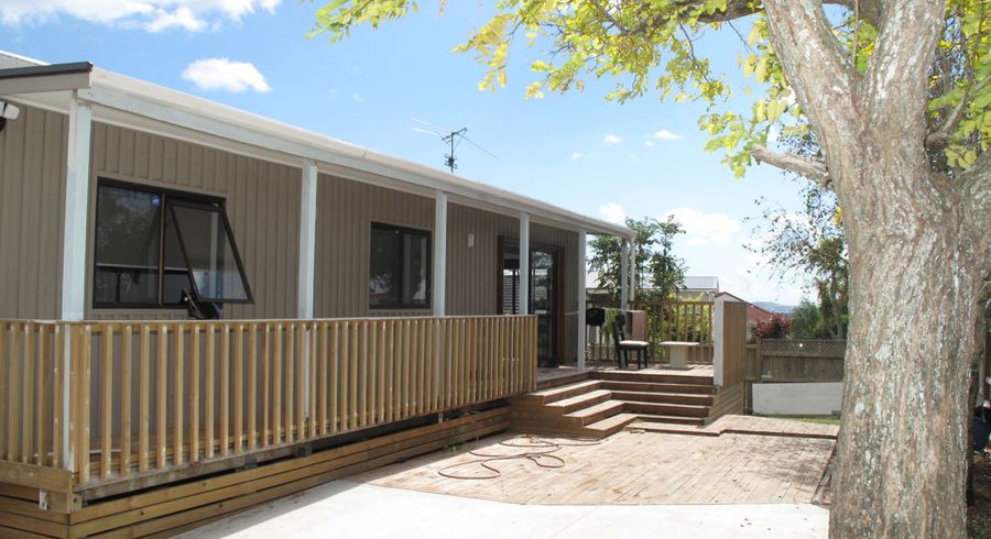  at 2/40 Hollyford Drive, Clover Park, Auckland