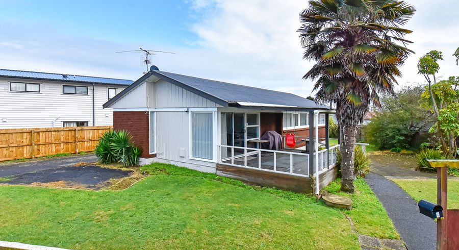  at 4 Raglan Street, Mangere East, Auckland