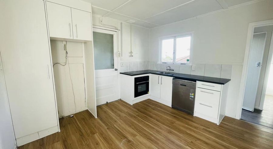  at 998 Beach Road, Torbay, North Shore City, Auckland