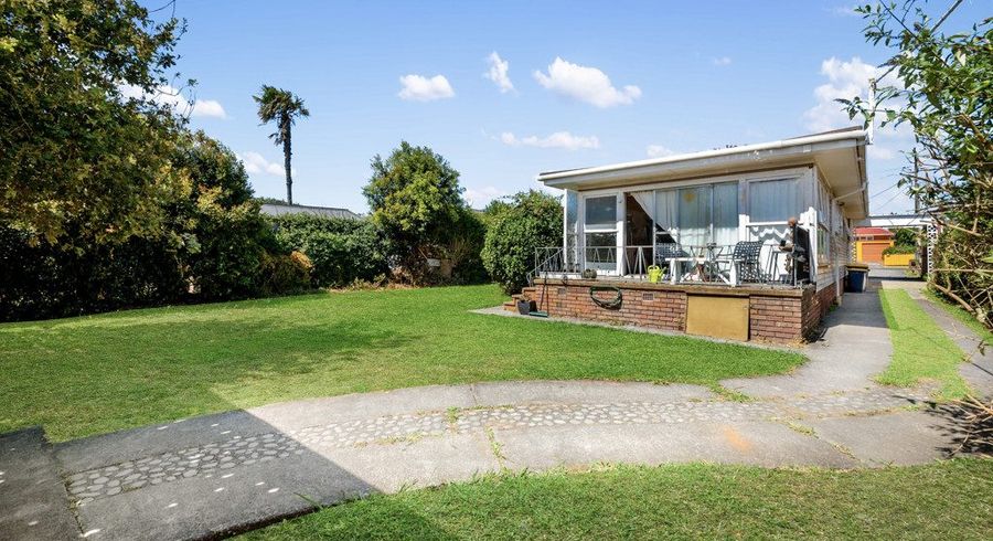 at 32 Woodford Avenue, Henderson, Waitakere City, Auckland