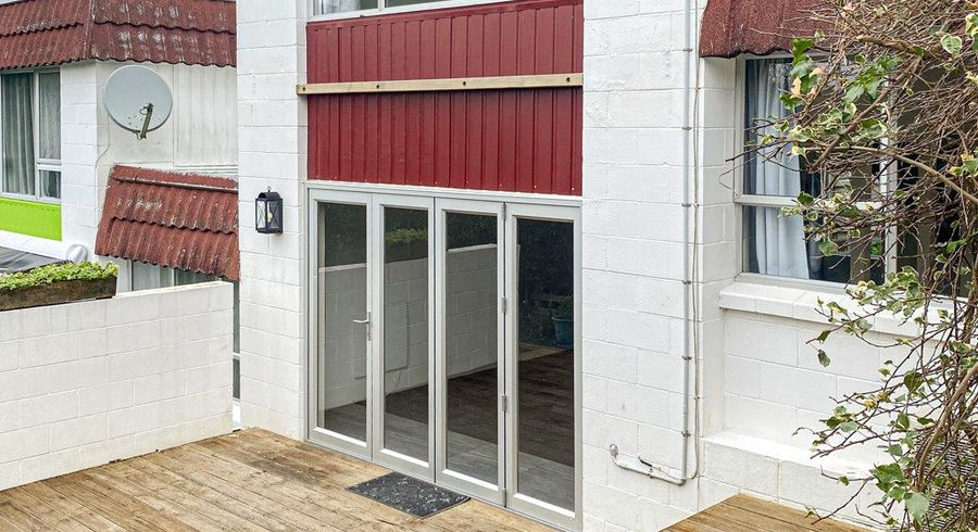  at 2/52 Fruitvale Road, New Lynn, Waitakere City, Auckland