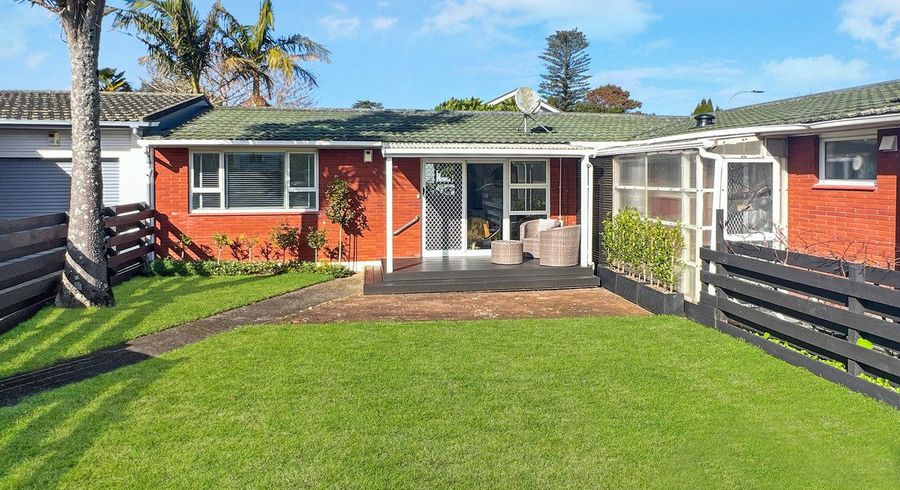  at 2/17 Woodward Road, Mount Albert, Auckland