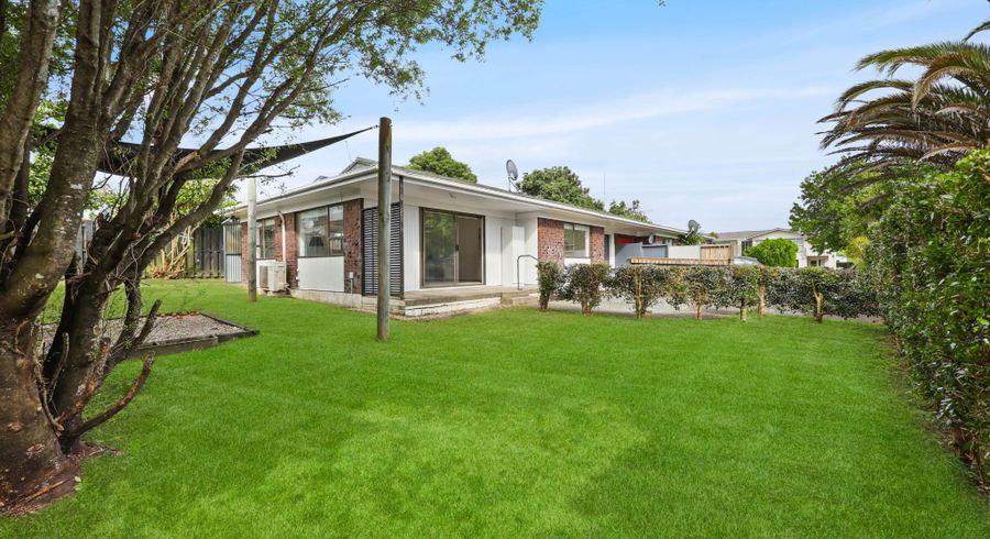  at 2/27 Matuhi Rise, Henderson, Waitakere City, Auckland