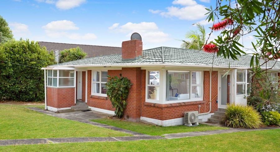  at 1/619 Beach Road, Rothesay Bay, Auckland