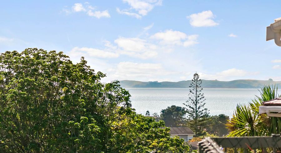  at 2/11 Honeysuckle Lane, Mairangi Bay, Auckland