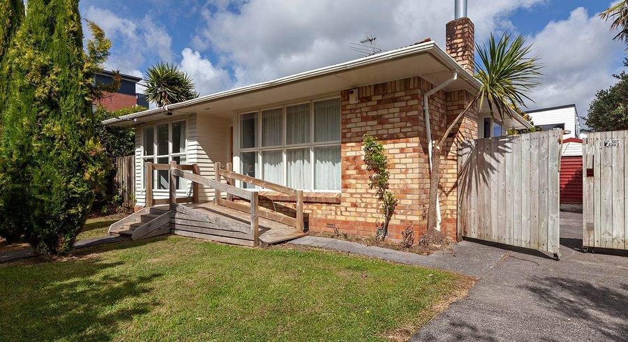  at 4 Wilsher Crescent, Henderson, Waitakere City, Auckland