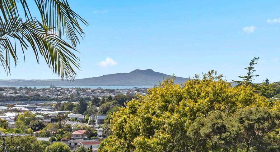  at 2/613A Glenfield Road, Totara Vale, North Shore City, Auckland