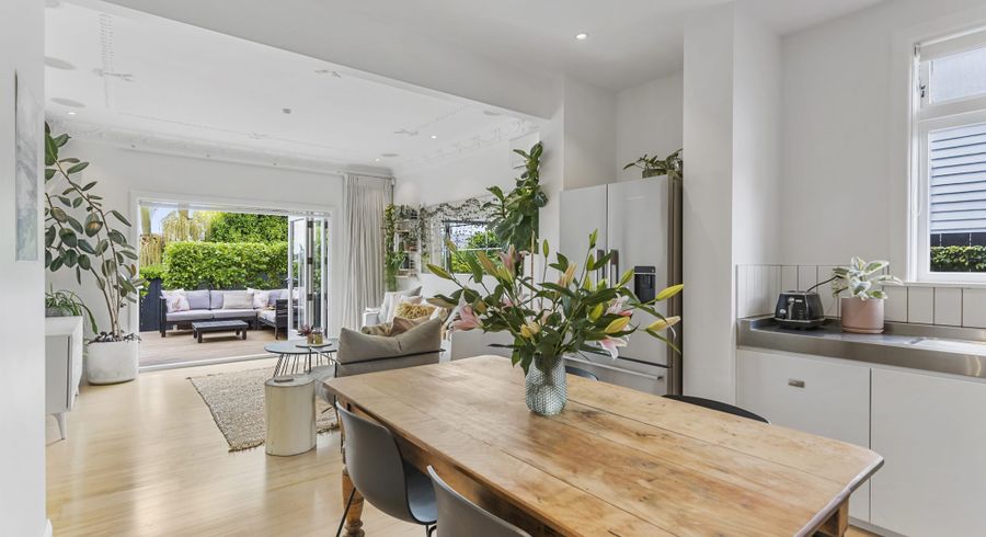  at 2/75 Queen Street, Northcote Point, Auckland