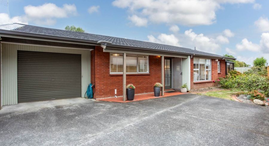  at 2/33 Akoranga Drive, Northcote, North Shore City, Auckland