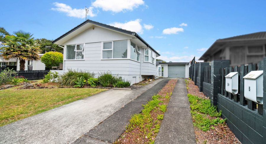  at 5 Blythe Place, Glendene, Auckland