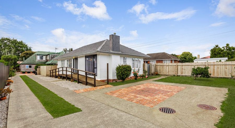  at 32 Edwards Avenue, Henderson, Auckland