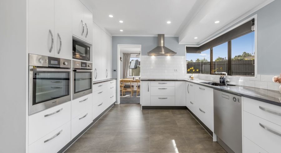  at 2/10 Pinewood Grove, Botany Downs, Manukau City, Auckland