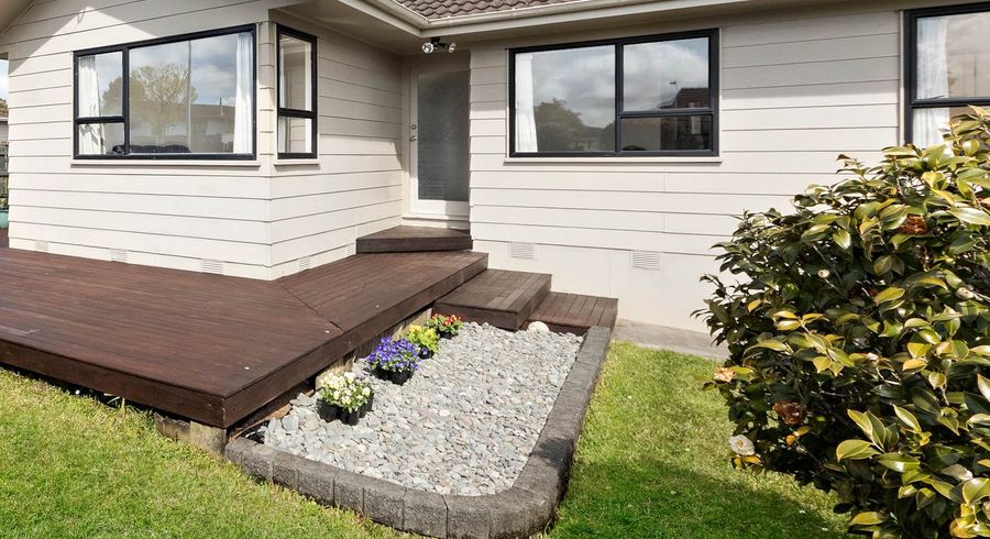  at 2/16 Cabello Place, Unsworth Heights, Auckland