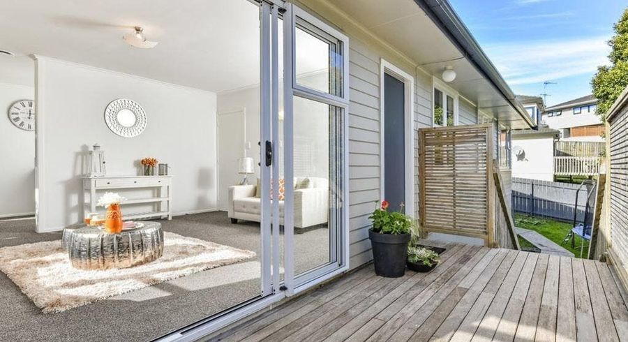  at 2/14 Selwyn Crescent, Forrest Hill, North Shore City, Auckland