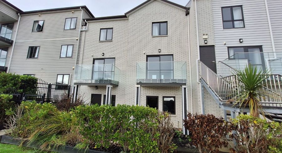  at 4/8 Kerrs Road, City Centre, Manukau City, Auckland