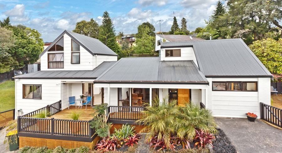  at 8 Elmira Place, Browns Bay, North Shore City, Auckland