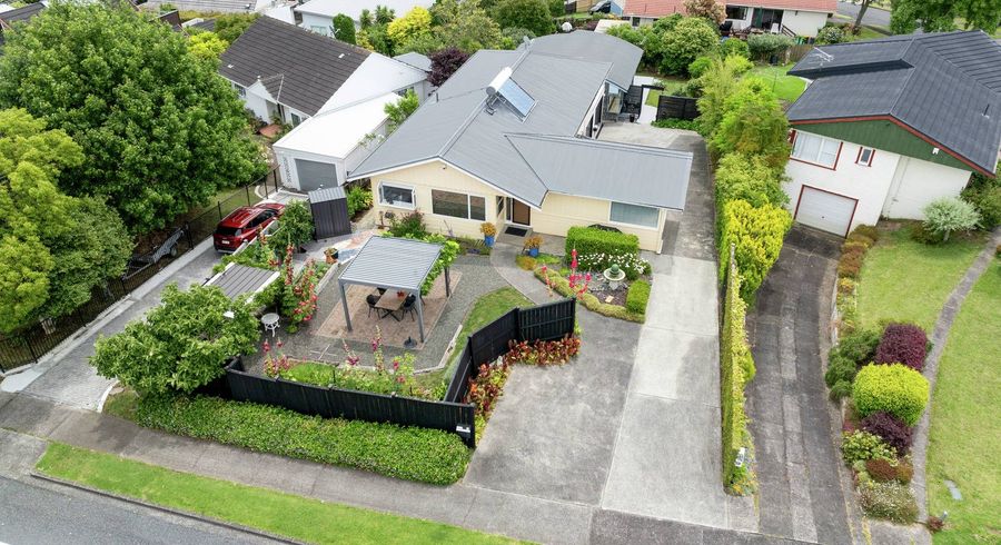  at 117 Bradbury Road, Botany Downs, Auckland