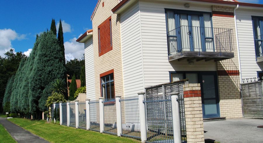  at 1/3 Ambrico Place, New Lynn, Auckland