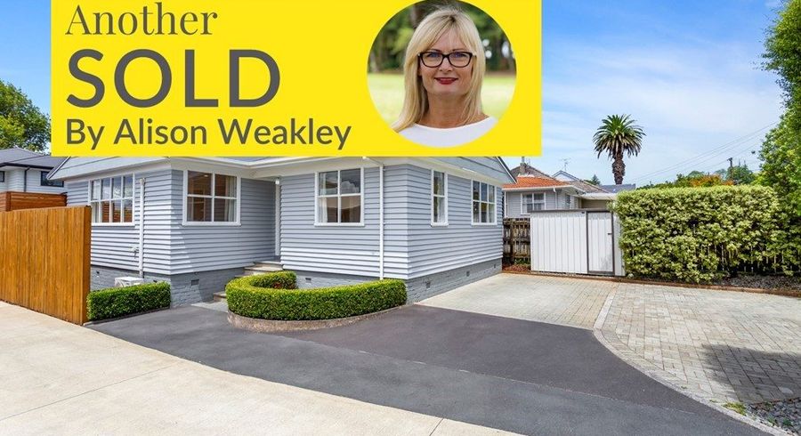  at 9 Woodward Avenue, Mangere Bridge, Auckland