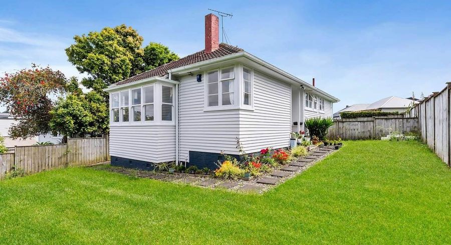  at 22 Eastview Road, Glen Innes, Auckland