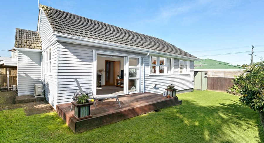  at 21 Carr Road, Three Kings, Auckland