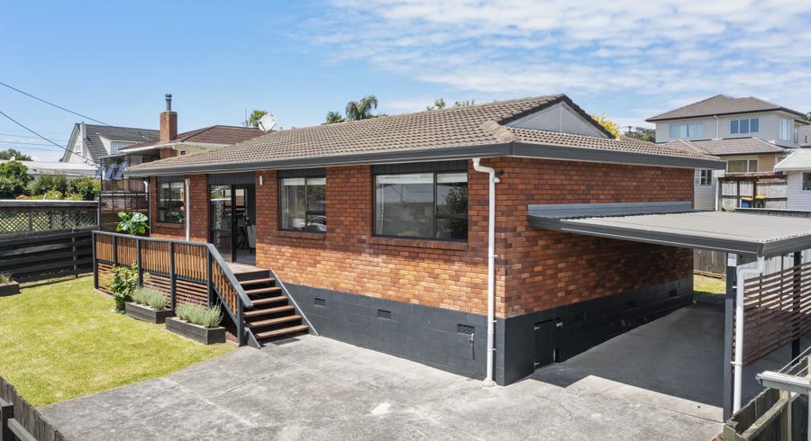  at 2/10 Bishop Street, Green Bay, Auckland