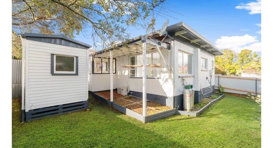  at 4/304 Great North Road, Henderson, Auckland