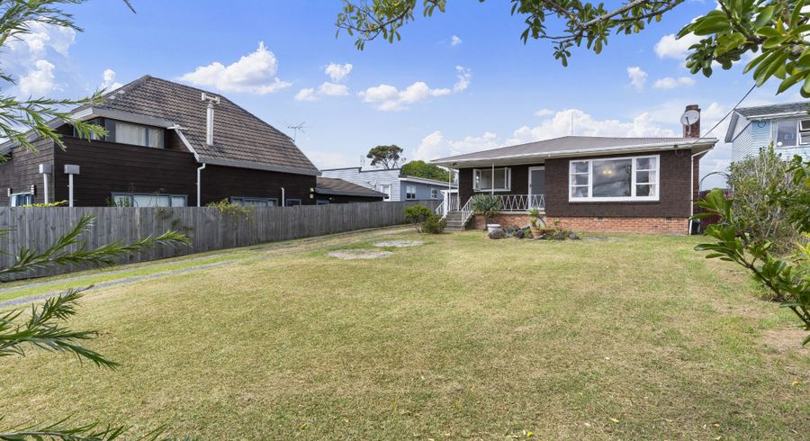  at 28 Dakota Avenue, Beach Haven, Auckland