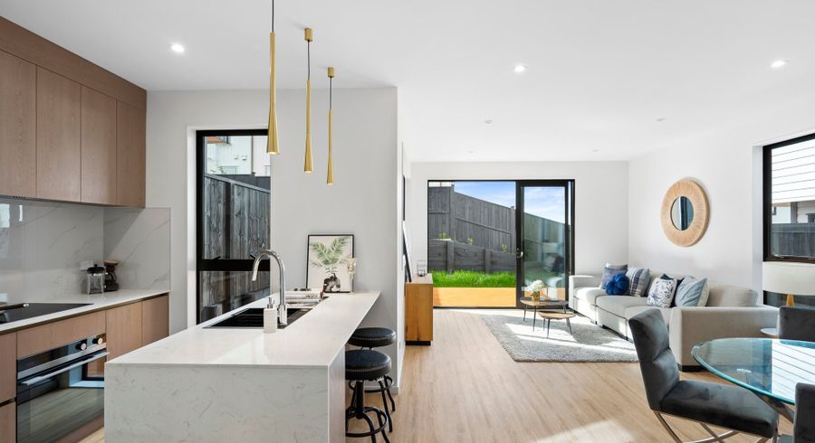  at 5/90 Picasso Drive, West Harbour, Waitakere City, Auckland