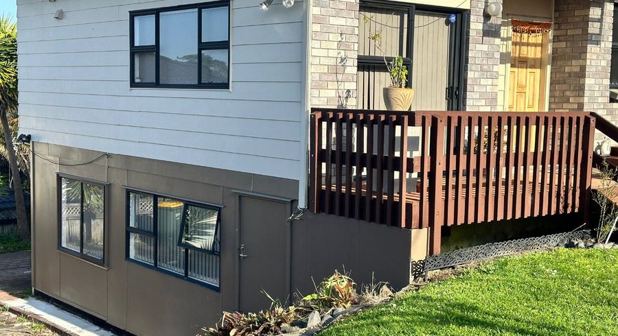  at 2/9A Spring Grove, Henderson, Waitakere City, Auckland