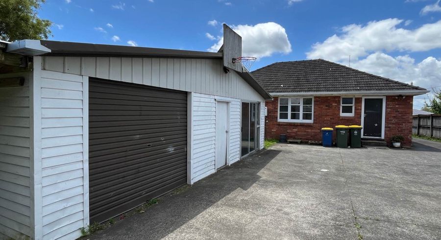  at 9 Valdale Road, Henderson, Waitakere City, Auckland