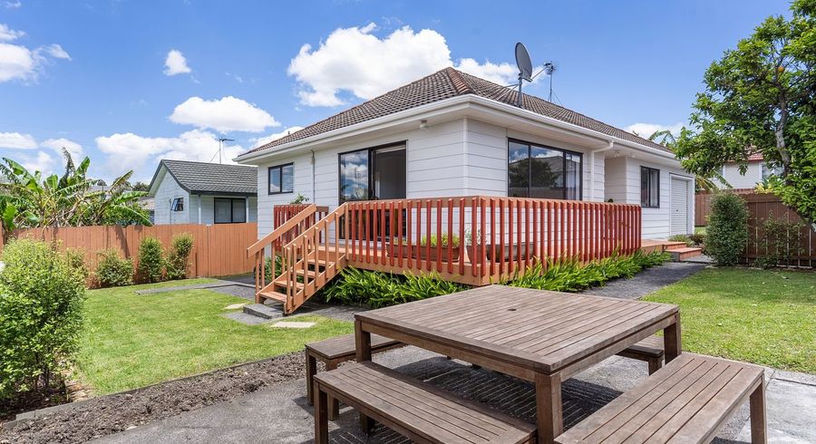  at 2/136 Barrack Road, Mount Wellington, Auckland