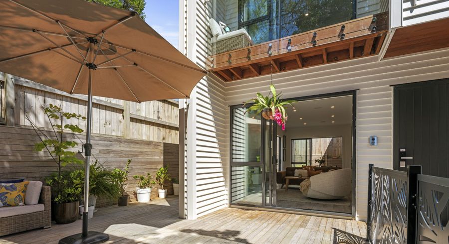  at 562D Beach Road, Rothesay Bay, North Shore City, Auckland