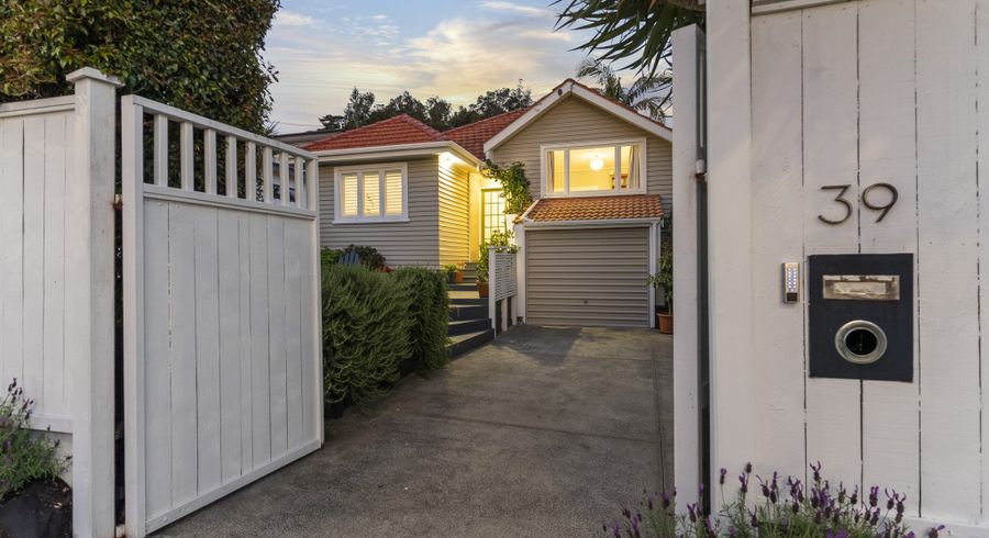  at 2/39 Hillcrest Avenue, Hillcrest, Auckland