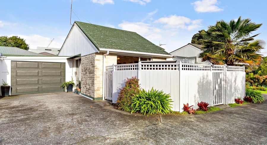  at 2/11 Thornton Road, Milford, Auckland