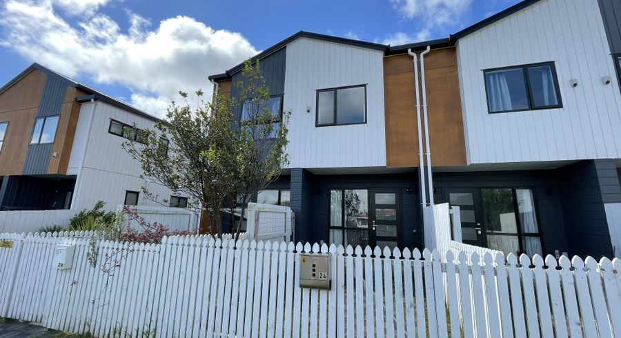  at 4/24 Tara Road, Henderson, Waitakere City, Auckland