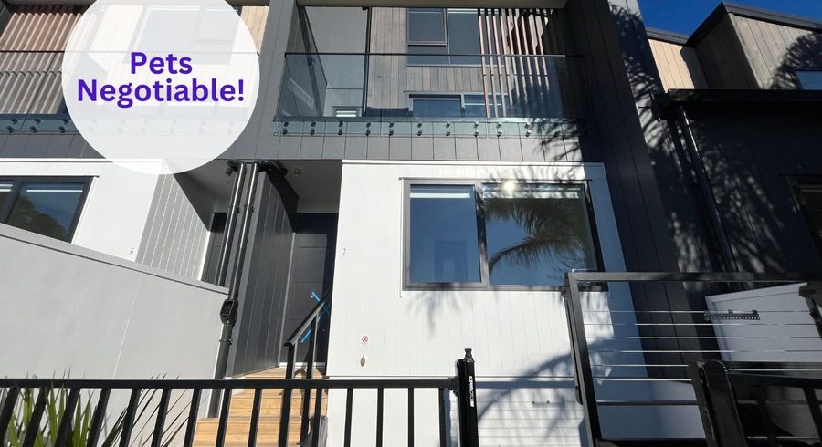  at 7/10 Fairclough Road, Beach Haven, North Shore City, Auckland