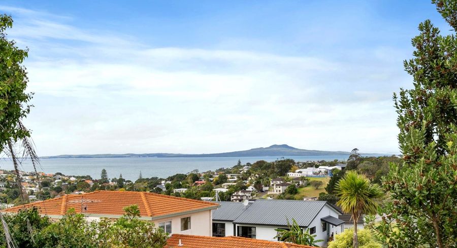  at 2/21 Calypso Place, Rothesay Bay, Auckland