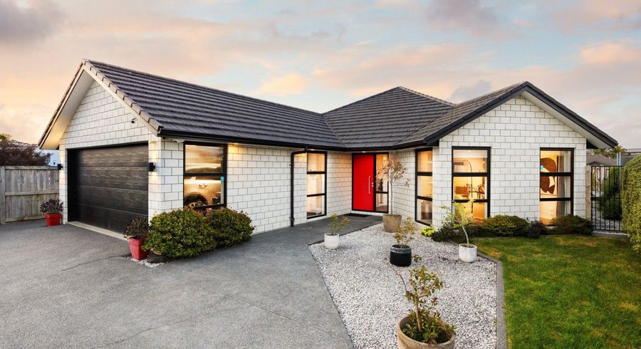  at 18 Teatree Close, Huntington, Hamilton
