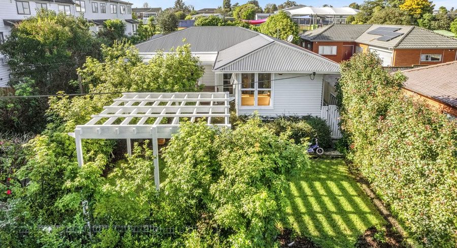  at 15 Kingdale Road, Henderson, Waitakere City, Auckland