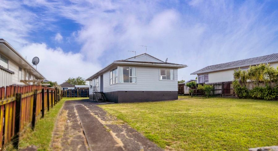  at 8 Rimini Place, Clover Park, Auckland