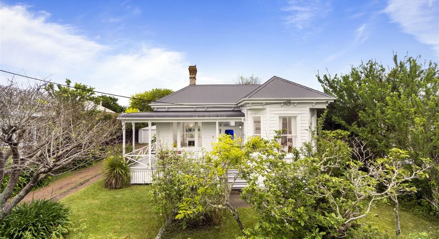  at 9 Summer Street, Stanley Point, Auckland