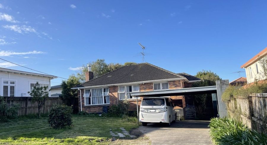  at 194 Chivalry road, Glenfield, North Shore City, Auckland