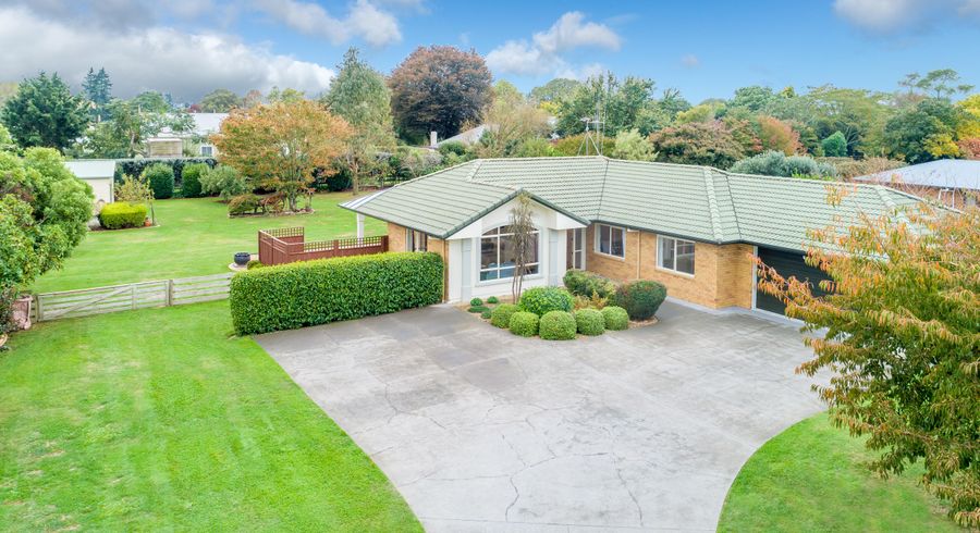  at 12 Shadbolt Drive, Leamington, Cambridge