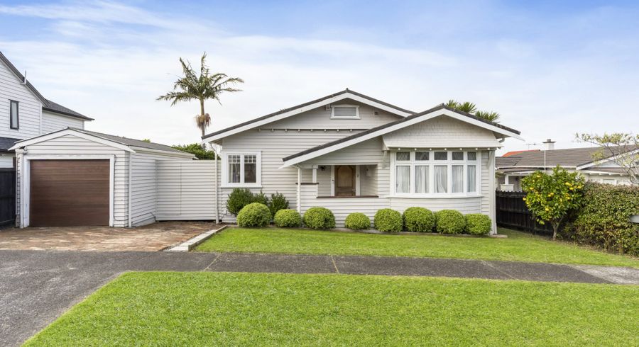  at 2 Wernham Place, Northcote, Auckland