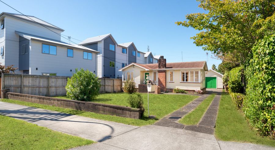  at 5 Flanshaw Road, Te Atatu South, Waitakere City, Auckland