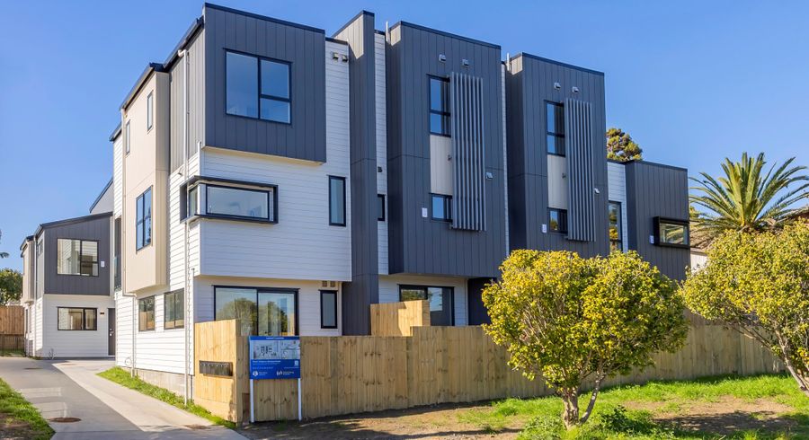  at 2/128 Vodanovich Road, Te Atatu South, Auckland