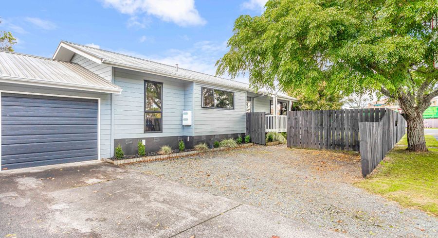  at 2/1 Redlands Grove, Swanson, Auckland