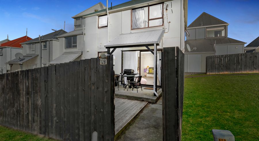  at 128 Akaroa Drive, Maupuia, Wellington