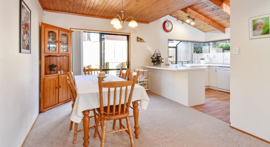  at 2/12 Spears Place, Botany Downs, Auckland